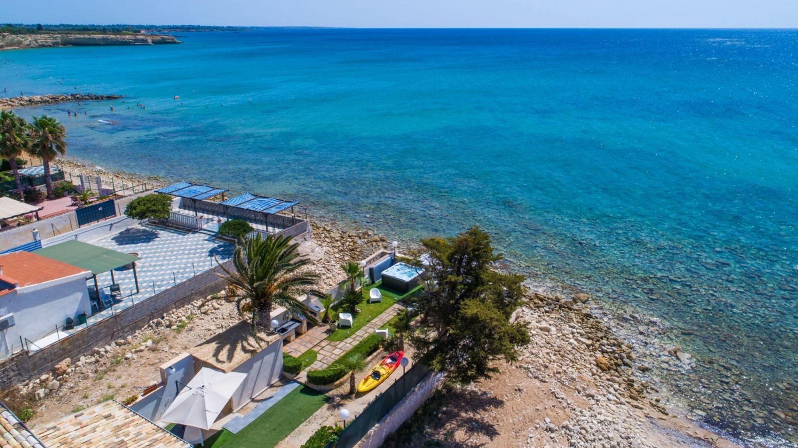 Perto da praia, espreguiçadeiras, toalhas de praia 
