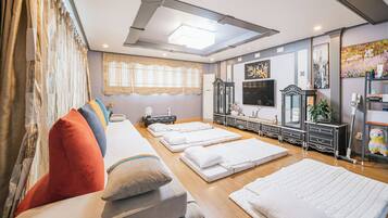 Premium Çatı Katı Süiti (Penthouse) | Oturma alanı | Kablolu TV kanalları bulunan 32 inç televizyon, ısıtmalı zemin