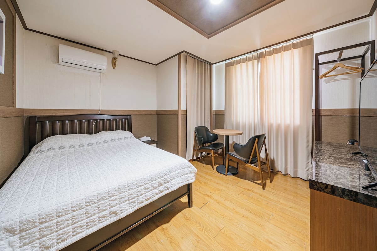 Doppia Standard, 1 letto matrimoniale, non fumatori, vista città | Biancheria da letto di alta qualità, tende oscuranti, insonorizzazione