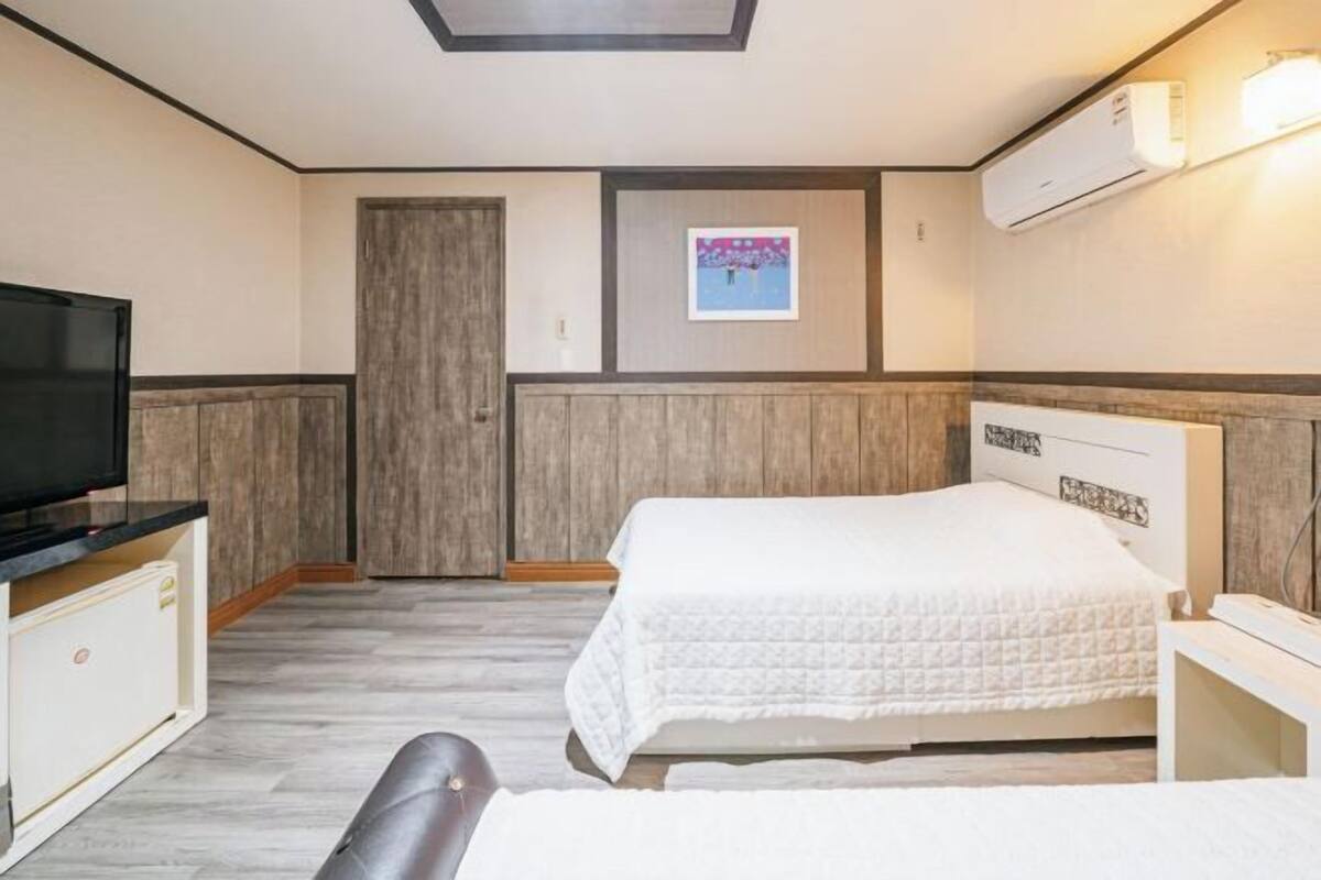 Ropa de cama de alta calidad, cortinas opacas, sistema de insonorización