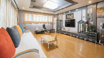 Premium Çatı Katı Süiti (Penthouse) | Oturma alanı | Kablolu TV kanalları bulunan 32 inç televizyon, ısıtmalı zemin