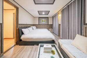 Deluxe-Vierbettzimmer, 2 Doppelbetten, Nichtraucher, Stadtblick | Hochwertige Bettwaren, Verdunkelungsvorhänge, schallisolierte Zimmer