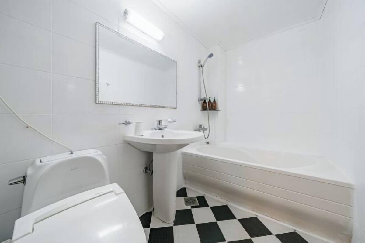Baño | Artículos de higiene personal gratuitos, secador de pelo y zapatillas