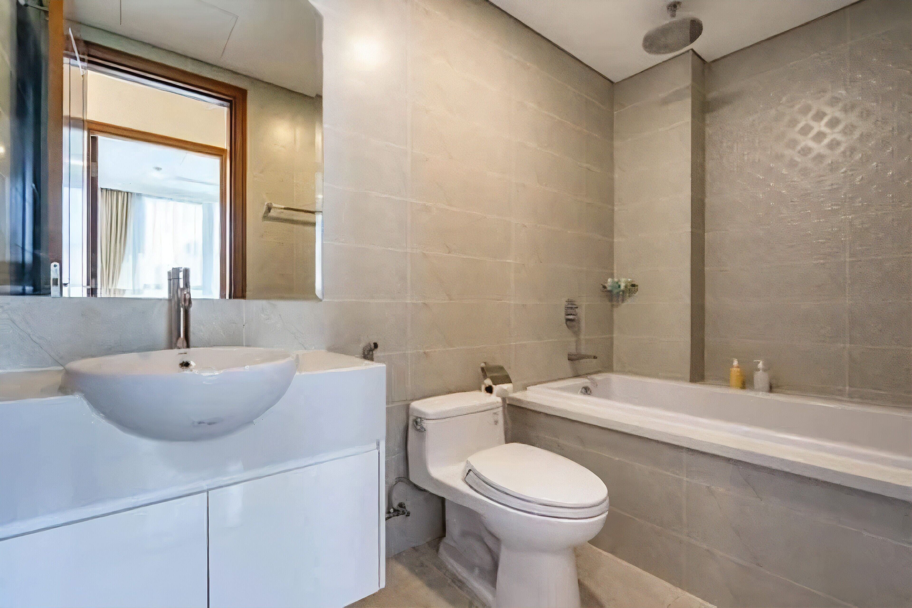 Un baño con lavamanos, inodoro y bañera.