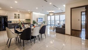 Una cocina moderna con comedor, ventanas amplias y vista a la ciudad.