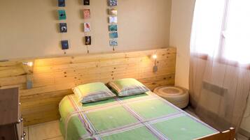 4 bedrooms, desk, iron/ironing board, travel crib