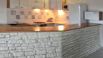 Refrigerador, microondas, horno, placa de cocina