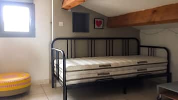 4 habitaciones, escritorio y tabla de planchar con plancha