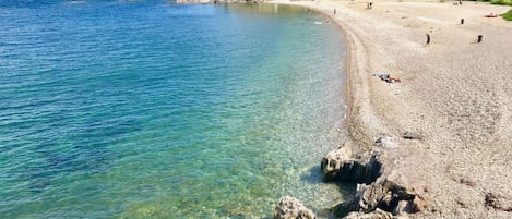 Una spiaggia nelle vicinanze