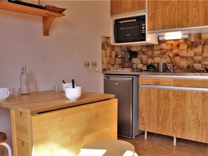 Fridge, oven, coffee/tea maker, toaster - Cozy Studio for 4 in Calm Area, Near Lift, Ski-in/Ski-out, TV, Ski Locker, Risoul 1850 (Risoul)