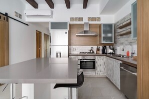 Jääkaappi, mikroaaltouuni, uuni, liesi