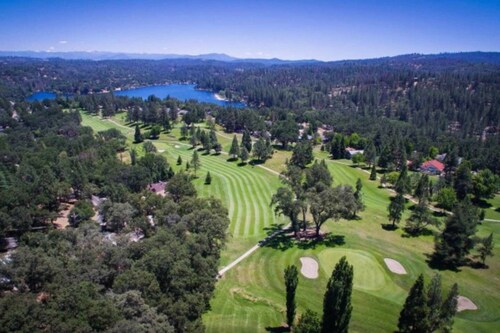  Peaceful 4BR Retreat Near Yosemite / Golf, Game Room & Lake Access