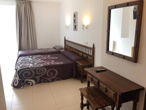 Desk, free WiFi, bed sheets - Pensión Rey (Isla de Arosa)