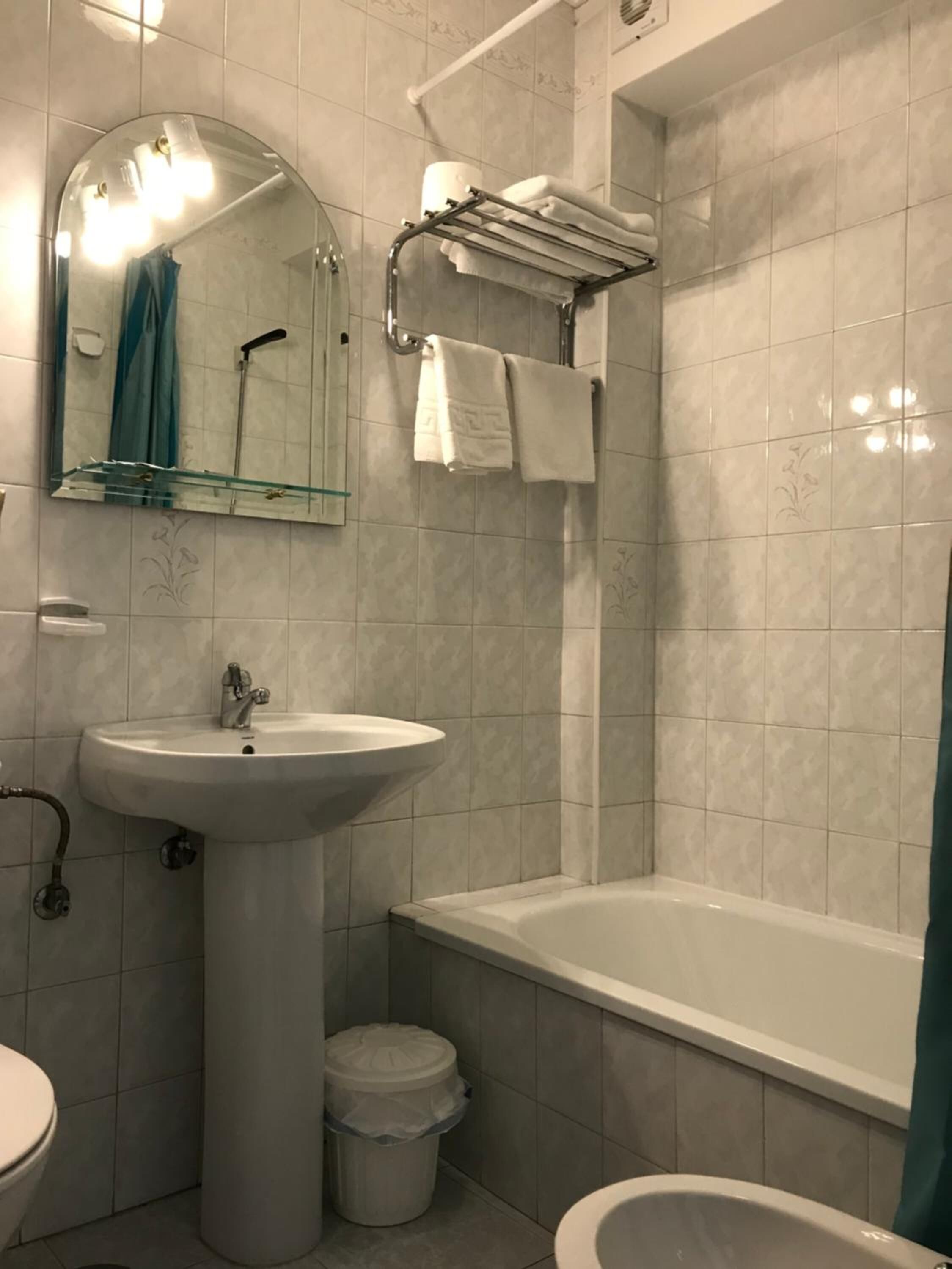 Baignoire, articles de toilette gratuits, sèche-cheveux, bidet