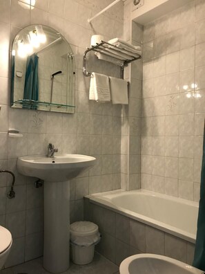 Bathtub, free toiletries, hair dryer, bidet - Pensión Rey (Isla de Arosa)