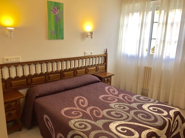 Habitación doble, vistas al mar | Escritorio, wifi gratis, ropa de cama