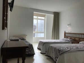Desk, free WiFi, bed sheets - Pensión Rey (Isla de Arosa)