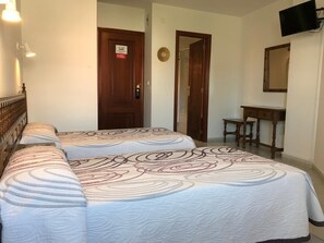 Desk, free WiFi, bed sheets - Pensión Rey (Isla de Arosa)