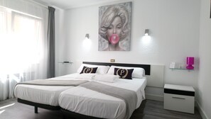 Kamar Twin Standar | Seprai antialergi, busa memori, didekorasi berbeda-beda, dan meja kerja