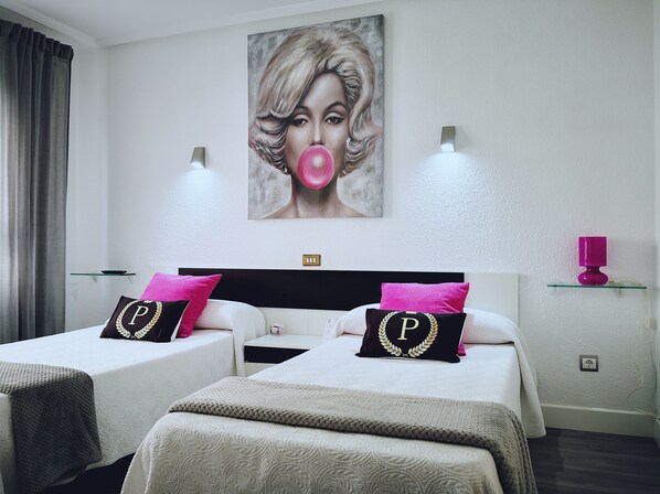 Kamar Twin Standar | Seprai antialergi, busa memori, didekorasi berbeda-beda, dan meja kerja