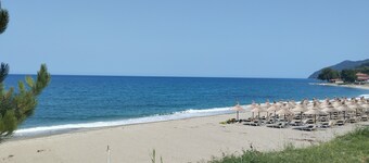 เอเลนี กันดิลาริ รูมส์