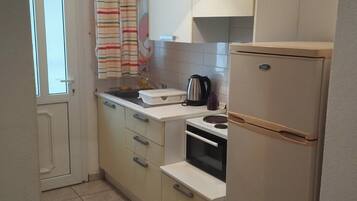 Fridge, oven, stovetop, electric kettle