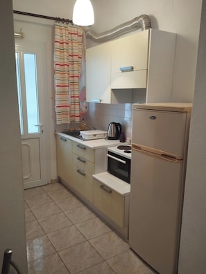 Kühlschrank, Ofen, Herdplatte, Wasserkocher