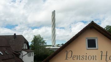 Un edificio con el letrero "Pension House" y una torre distintiva al fondo.
