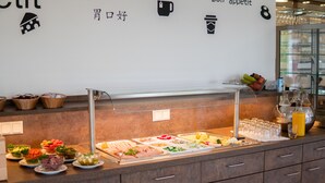 A buffet with various food items and a beverage station. - Pension Haas- Hotel am Turm (Rottweil)
