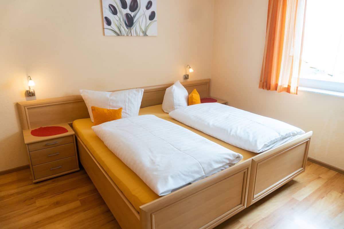 standard double room | in-room safe, desk, blackout curtains, soundproofing