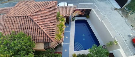 32-tommers fladskærms-tv med kabelkanaler, tv, gulvvarme