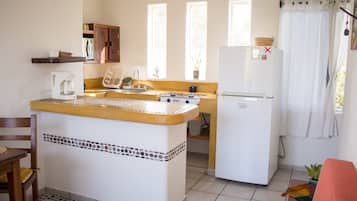 Villa Delfin y Villa Gaviota | Cocina privada | Refrigerador, microondas, parrilla de estufa y cafetera y tetera