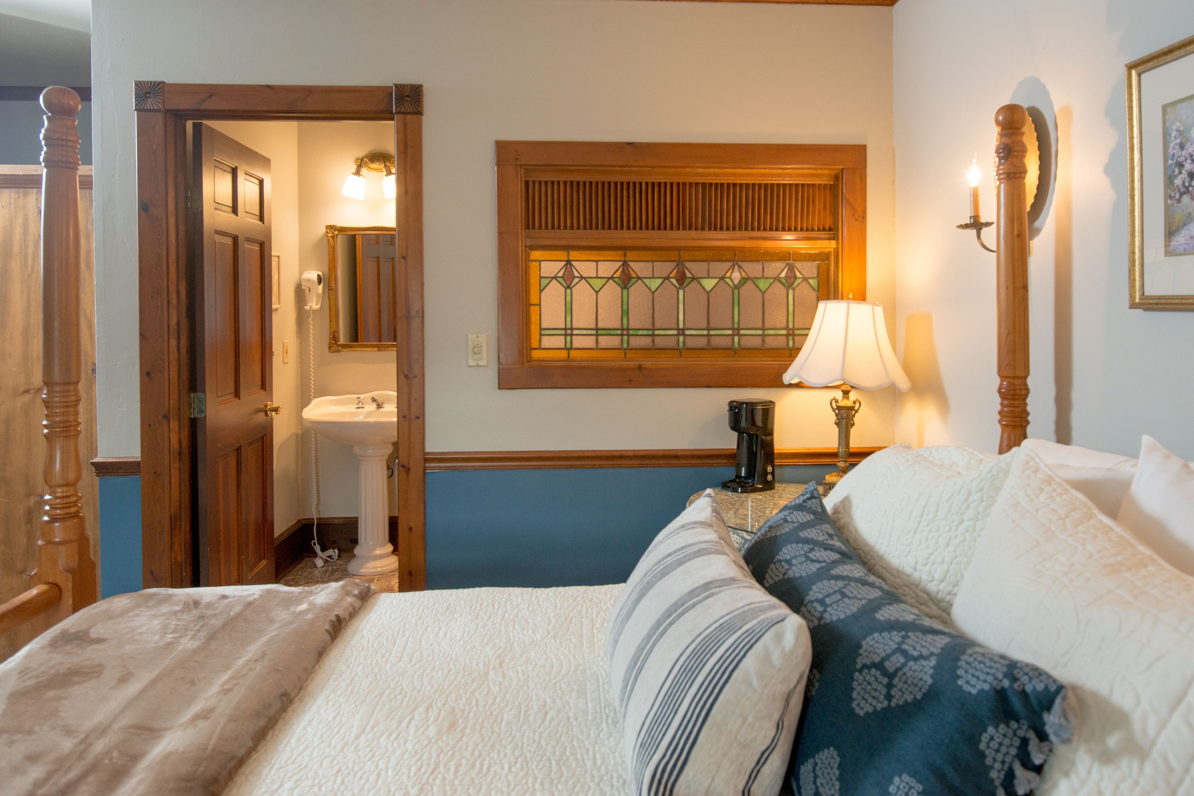 客房, 1 张大床, 无烟房 (Room # 1 upstairs) | 特色装修、特色家居、免费 WiFi、床单