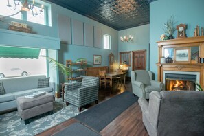 Lobby sitting area - Inn at Cedar Crossing (Sturgeon Bay)