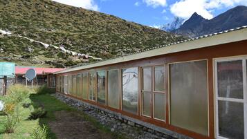 Phòng Economy, 2 giường đơn, không hút thuốc, quang cảnh núi | 2 phòng ngủ, truy cập Internet không dây (phụ phí), bộ trải giường