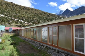 Kamar Ekonomi, 2 Tempat Tidur Twin, Bebas Asap Rokok, pemandangan gunung | 2 kamar tidur, Wi-Fi (biaya tambahan), dan seprai linen