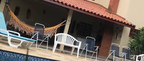 Innendørsbasseng og solsenger