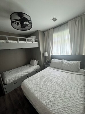 3 bedrooms, desk, iron/ironing board, travel crib