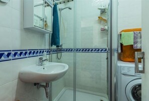 Douche, sĂšche-cheveux, serviettes fournies, savon