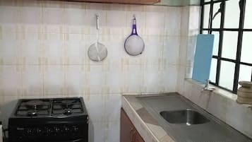 Refrigerador, microondas, horno y tetera eléctrica