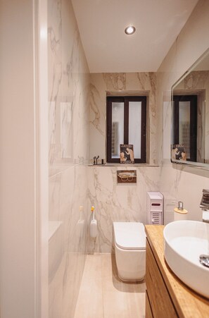 Bathtub, hair dryer, towels - Central Apartment in St Julian's (Saint Julian's)