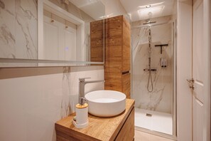 Baignoire, séchoir à cheveux, serviettes fournies