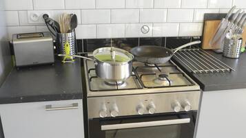 Een koelkast, een microgolfoven, een oven, een kookplaat