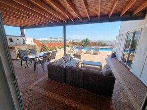 Smart TV, DVD player, books, music library