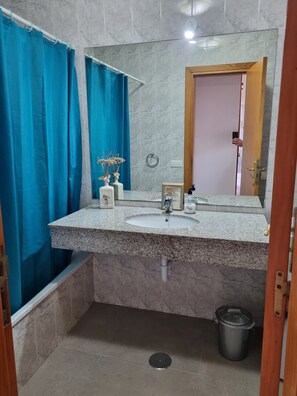 Duschwanne, Haartrockner, Bidet, Handtücher