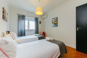 3 bedrooms, desk, laptop workspace, iron/ironing board - RENT4REST LISBON FAMILY & FRIENDS APARTMENT IN ROMA AVENUE (Lisboa ciudad)