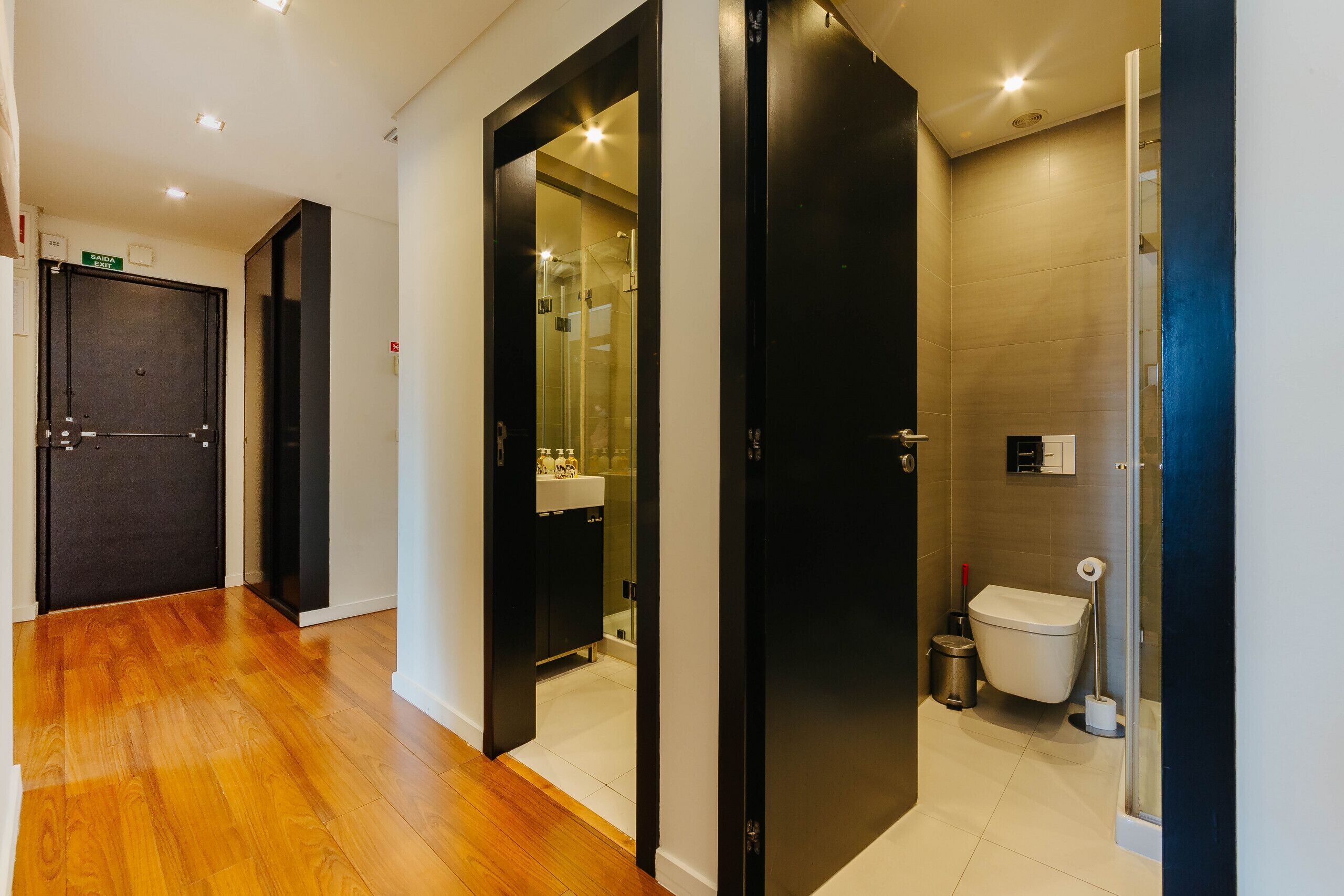 Shower, hair dryer, towels, shampoo