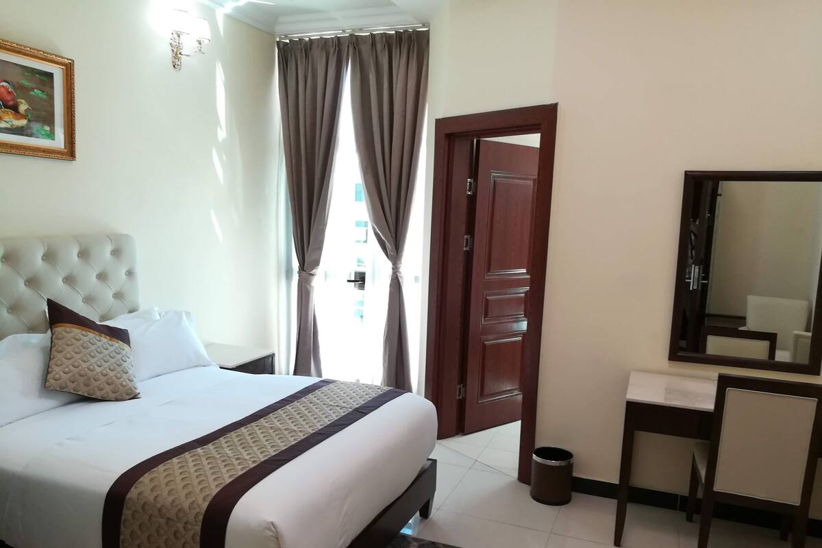 Single Room, 1 Queen Bed | Egyptian cotton sheets, down comforters, in-room safe, blackout drapes