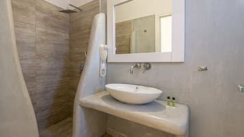 Standard Triple Room | Bathroom | Shower, hair dryer, towels