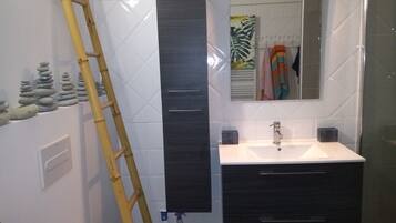 Douche, sĂšche-cheveux, papier toilette